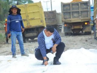 Kunjungan Presiden RI Joko Widodo ke Labuhanbatu Utara Mei lalu dirasakan manfaatnya. Saat ini dana APBN sebesar lebih kurang Rp70 miliar sudah digelontorkan untuk pembangunan jalan Guntingsaga Kecamatan Kualuhselatan-Telukbinjai Kecamatan Kualuhhilir.