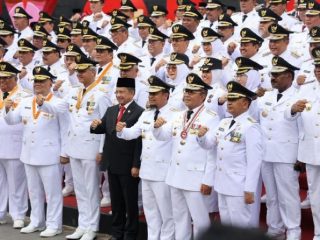 Menteri Dalam Negeri atau Mendagri Tito Karnavian resmi melantik Penjabat Gubernur beberapa provinsi yakni Jawa Barat, Jawa Tengah, Sumatera Utara, Bali, Papua, Nusa Tenggara Timur (NTT), Kalimantan Barat, Sulawesi Tenggara, dan Sulawesi Selatan. 