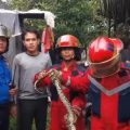 Tim Pusdatin Disdamkarmat Kota Medan mengamankan seekor ular besar yang masuk ke dalam kamar mandi warga di Jalan Sari, Kelurahan Kedai Durian, Kecamatan Medan Johor.