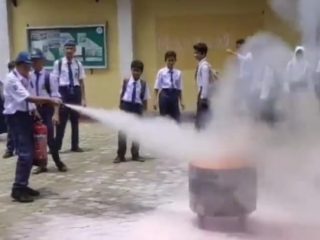 Dinas Damkarmat Kota Medan kembali melakukan kegiatan penyuluhan dan edukasi pencegahan serta penanggulangan kebakaran. Kegiatan yang bertemakan Damkarmat Medan Goes to School itu dilaksanakan di SMPN 34 Medan, kemarin.