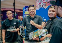 Walikota Medan, Bobby Nasution memperkenalkan sneakers (sepatu kets) dengan desain gambar siluet gedung tua Warenhuis yang terlihat begitu keren.