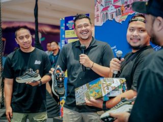 Walikota Medan, Bobby Nasution memperkenalkan sneakers (sepatu kets) dengan desain gambar siluet gedung tua Warenhuis yang terlihat begitu keren.