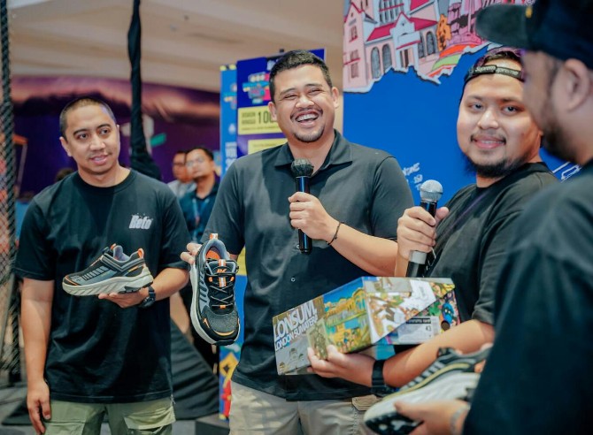 Walikota Medan, Bobby Nasution memperkenalkan sneakers (sepatu kets) dengan desain gambar siluet gedung tua Warenhuis yang terlihat begitu keren.
