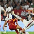 Pemain Milan dan Roma saling berebut bola ketika keduanya bertemu di Stadion Olimpico, Sabtu (2/9/2023). Dalam laga tersebut Milan menang 2-1.foto:reuters