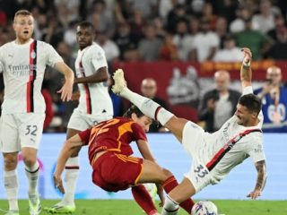 Pemain Milan dan Roma saling berebut bola ketika keduanya bertemu di Stadion Olimpico, Sabtu (2/9/2023). Dalam laga tersebut Milan menang 2-1.foto:reuters