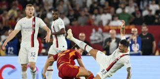 Pemain Milan dan Roma saling berebut bola ketika keduanya bertemu di Stadion Olimpico, Sabtu (2/9/2023). Dalam laga tersebut Milan menang 2-1.foto:reuters