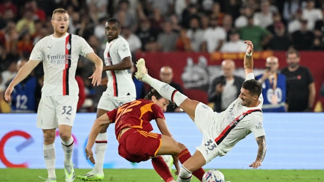 Pemain Milan dan Roma saling berebut bola ketika keduanya bertemu di Stadion Olimpico, Sabtu (2/9/2023). Dalam laga tersebut Milan menang 2-1.foto:reuters
