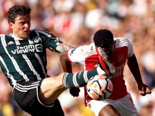Pemain MU berebut bola dengan pemain Arsenal. Dalam laga itu Arsenal menang 3-1.foto:reuters