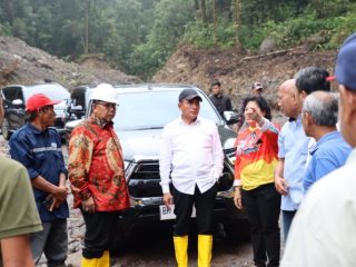 Ketua DPRD Sumut, Baskami Ginting bersama Gubsu Edy Rahmayadi meninjau pembangunan jalan Medan- Berastagi via Kutalimbaru, Minggu (3/9/2023).