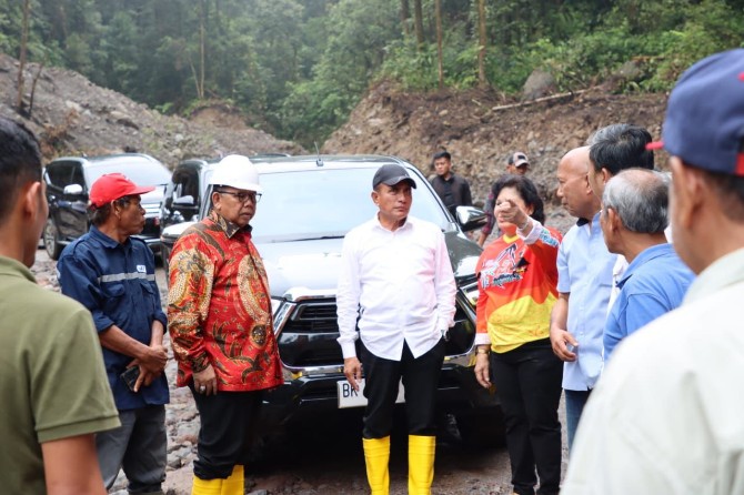 Ketua DPRD Sumut, Baskami Ginting bersama Gubsu Edy Rahmayadi meninjau pembangunan jalan Medan- Berastagi via Kutalimbaru, Minggu (3/9/2023).