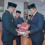 Walikota Medan, Bobby Nasution menyerahkan SK kepada Gelora Ginting