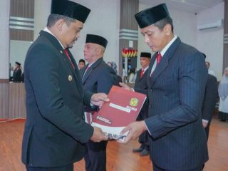 Walikota Medan, Bobby Nasution menyerahkan SK kepada Gelora Ginting