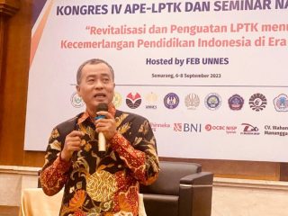 Dekan Fakultas Ekonomi Universitas Negeri Medan (FE Unimed) Prof. Indra Maipita menjadi pembicara di hadapan peserta kongres IV APE-LPTK dan seminar nasional di Hotel Patra Jasa Semarang, Kamis (7/09/2023)