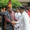 Walikota Medan, Bobby Nasution menyalami salah seorang camat yang dilantik