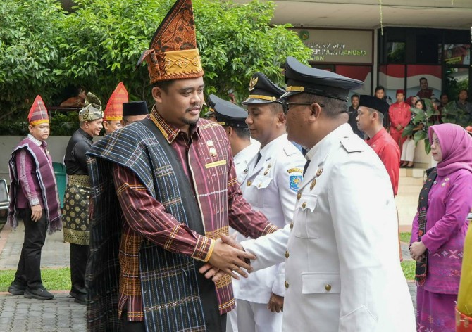 Walikota Medan, Bobby Nasution menyalami salah seorang camat yang dilantik