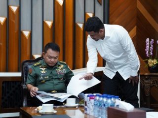 Walikota Medan, Bobby Nasution saat menjelaskan tentang rencana normalisasi Sungai Deli kepada KSAD