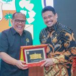 Walikota Medan, Bobby Nasution menyerahkan cindera mata kepada Anggota Komisi II DPR, Junimart Girsang