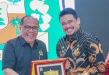Walikota Medan, Bobby Nasution menyerahkan cindera mata kepada Anggota Komisi II DPR, Junimart Girsang