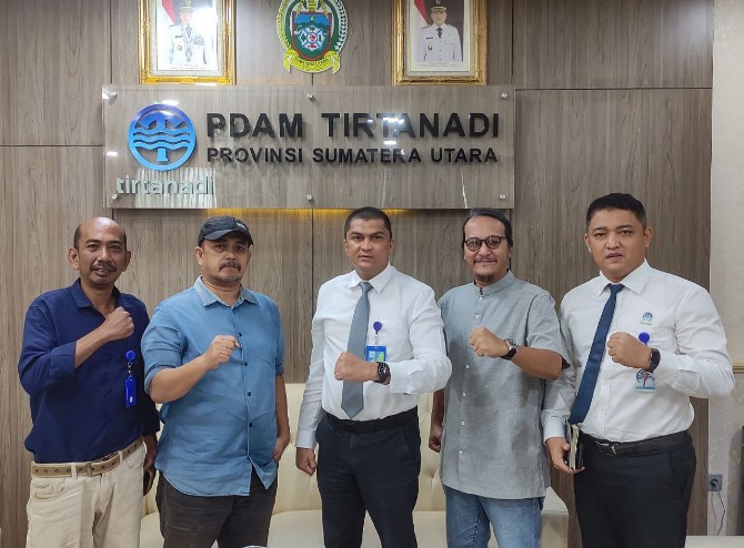 Direktur Utama Perumda Tirtanadi, Ir. Kabir Bedi ST.MBA, menyambut hangat kunjungan silaturrahim Waspada TV, di kantor pusat Jl. Sisingamangaraja, Medan, Kamis (14/9).