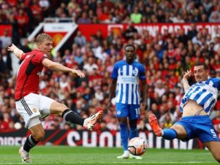 Pemain MU melepaskan tembakan ke arah gawang Brighton ketika kedua tim bertemu di Stadion Old Trafford dalam lanjutan Liga Inggris, Sabtu (16/9/2023). Dalam laga itu MU kalah 1-3 . Foto :reuters