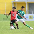 Pemain PSMS Medan (baju hijau) berusaha merebut bola dari pemain Sada Sumut FC saat kedua tim bertemu di Stadion Baharoeddin Siregar, Lubukpakam, Sabtu (16/9/2023). Kedua tim bermain imbang 1-1