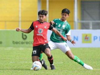 Pemain PSMS Medan (baju hijau) berusaha merebut bola dari pemain Sada Sumut FC saat kedua tim bertemu di Stadion Baharoeddin Siregar, Lubukpakam, Sabtu (16/9/2023). Kedua tim bermain imbang 1-1