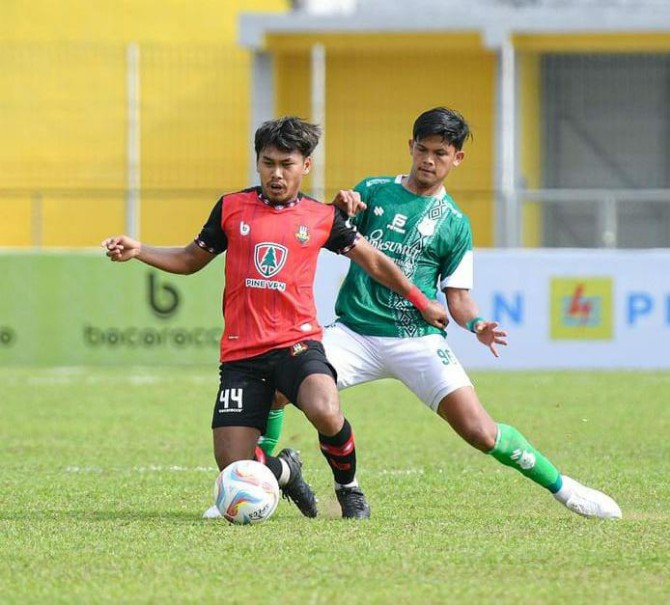Pemain PSMS Medan (baju hijau) berusaha merebut bola dari pemain Sada Sumut FC saat kedua tim bertemu di Stadion Baharoeddin Siregar, Lubukpakam, Sabtu (16/9/2023). Kedua tim bermain imbang 1-1