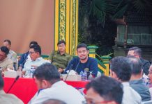 Walikota Medan, Bobby Nasution saat memimpin rapat normalisasi Sungai Deli di Pendopo Rumah Dinas Walikota Medan, Senin (18/9/2023)