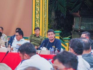 Walikota Medan, Bobby Nasution saat memimpin rapat normalisasi Sungai Deli di Pendopo Rumah Dinas Walikota Medan, Senin (18/9/2023)