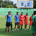 Pelatih PSMS, Ridwan Saragih saat memberikan arahan kepada para pemain PSMS Medan