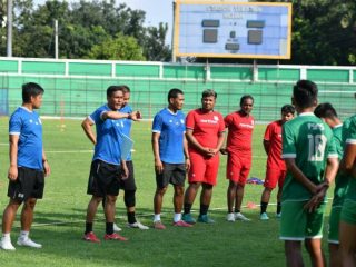 Pelatih PSMS, Ridwan Saragih saat memberikan arahan kepada para pemain PSMS Medan