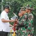 Walikota Medan, Bobby Afif Nasution saatemberikan tanda peserta kepada prajurit TNI
