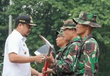 Walikota Medan, Bobby Afif Nasution saatemberikan tanda peserta kepada prajurit TNI
