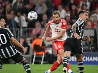 Pemain B Munchen, H Kane melepaskan tembakan ke arah gawang MU saat keduanya bertemu di Allianz Arena dalam penyisihan grup A Liga Champions musim 2023/2024, Kamis (21/9/2023). Dalam laga tersebut Munchen menang 4-3. Foto:Reuters