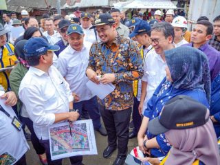 Walikota Medan, Bobby Nasution saat meninjau kawasan Belawan Bahari bersama perwakilan beberapa kementrian, kemarin