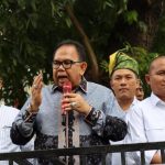 Ketua DPRD Sumatera Utara, Baskami Ginting bersama pimpinan DPRD Sumut lainnya menemui massa yang telah berkumpul sejak tengah hari, Jumat (22/9/2023).