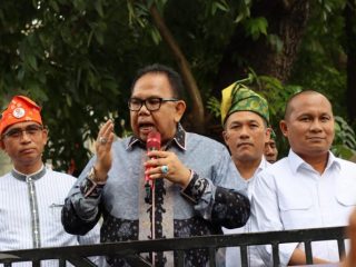Ketua DPRD Sumatera Utara, Baskami Ginting bersama pimpinan DPRD Sumut lainnya menemui massa yang telah berkumpul sejak tengah hari, Jumat (22/9/2023).