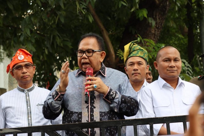 Ketua DPRD Sumatera Utara, Baskami Ginting bersama pimpinan DPRD Sumut lainnya menemui massa yang telah berkumpul sejak tengah hari, Jumat (22/9/2023).