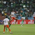 Salah satu pemain PSMS menanduk bola saat berhadapan dengan Persiraja Banda Aceh di Stadion Teladan Medan, Minggu (24/9/2023). Kedua tim bermain imbang 1-1