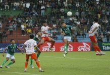 Salah satu pemain PSMS menanduk bola saat berhadapan dengan Persiraja Banda Aceh di Stadion Teladan Medan, Minggu (24/9/2023). Kedua tim bermain imbang 1-1