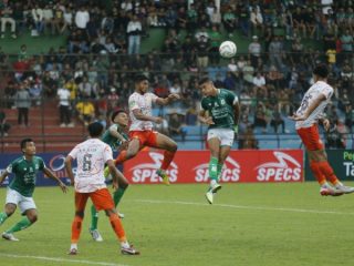 Salah satu pemain PSMS menanduk bola saat berhadapan dengan Persiraja Banda Aceh di Stadion Teladan Medan, Minggu (24/9/2023). Kedua tim bermain imbang 1-1