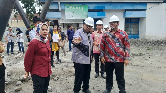 Ketua DPRD Sumut, Baskami Ginting melakukan peninjauan proyek revitalisasi Terminal Tipe B, Lubuk Pakam, Kabupaten Deliserdang, Sabtu (23/9/2023).