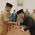 Laksamana Putra Siregar saat menerima SK Keputusan dari Sekda Kota Medan, Wiriya Alrahman