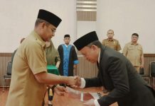 Laksamana Putra Siregar saat menerima SK Keputusan dari Sekda Kota Medan, Wiriya Alrahman