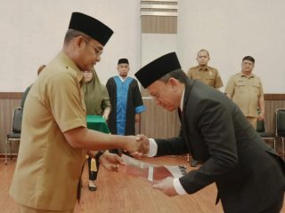 Laksamana Putra Siregar saat menerima SK Keputusan dari Sekda Kota Medan, Wiriya Alrahman