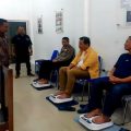 Para tamu sedang mencoba alat terapi kaki