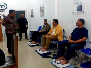 Para tamu sedang mencoba alat terapi kaki