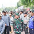 KSAD Dudung Abdurachman bersama PJ Gubsu dan Walikota Medan,Bobby Nasution saat melihat personel pembersihan Sungai Deli