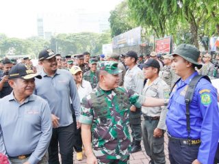 KSAD Dudung Abdurachman bersama PJ Gubsu dan Walikota Medan,Bobby Nasution saat melihat personel pembersihan Sungai Deli