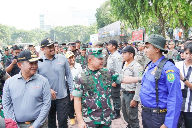 KSAD Dudung Abdurachman bersama PJ Gubsu dan Walikota Medan,Bobby Nasution saat melihat personel pembersihan Sungai Deli
